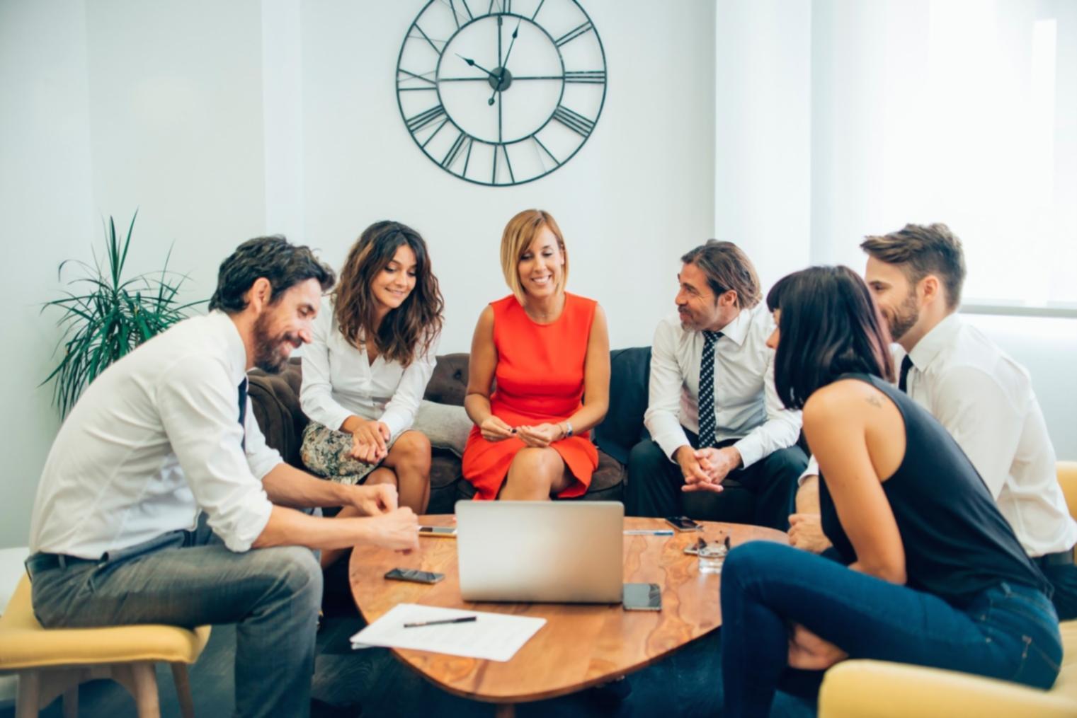 Profesionales trabajando en análisis financiero colaborativo