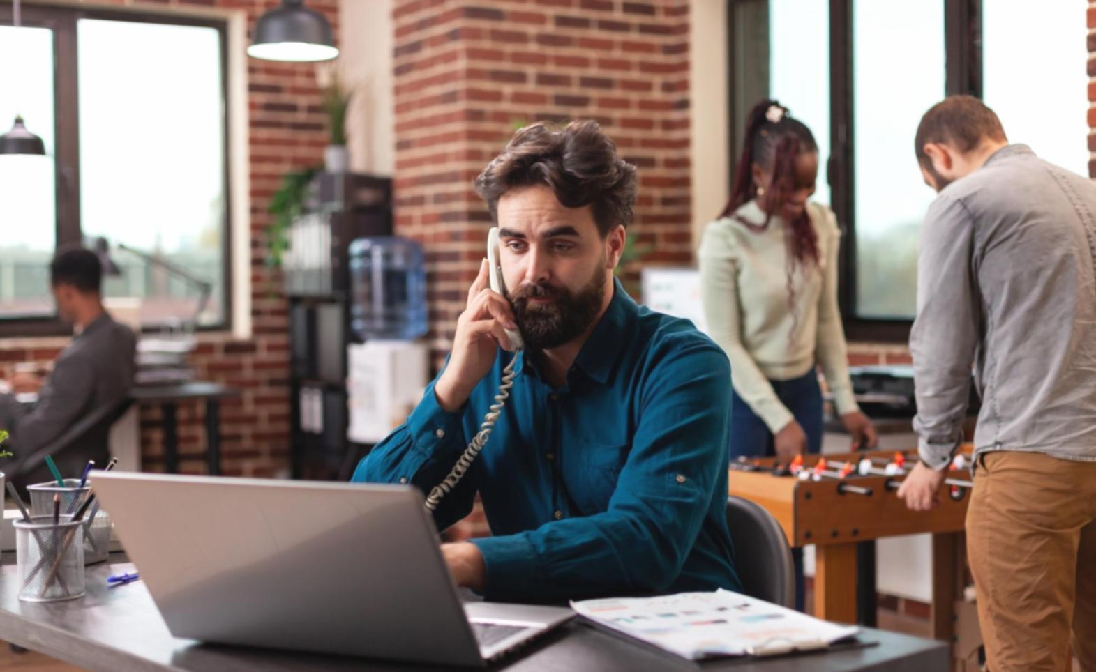 Análisis de datos financieros en pantalla