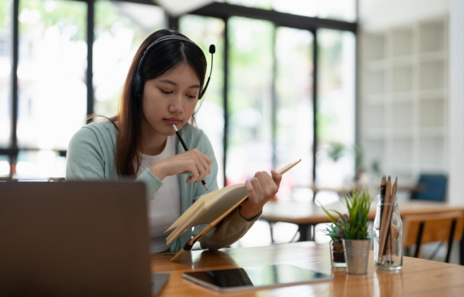 Persona revisando análisis financiero detallado con documentos y calculadora sobre escritorio de trabajo